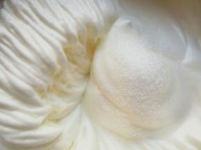 高速打发至出现明显的纹路，加入最后10g细砂糖。