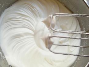 高速打发至提起打蛋器，打蛋器上的尖角坚挺竖立不弯。 烤箱上下管150度预热。