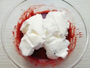 打发好的蛋白分成三份，取中间的三分之一加入到蛋黄糊里面，用硅胶刮刀采用切拌和翻拌的方法混合均匀。