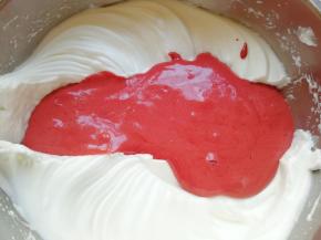 再把混合好的蛋黄糊倒回到剩下的三分之二蛋白里面，以同样的手法继续混合均匀。