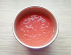 将混合好的蛋糕糊从模具的中间开始倒入模具里面，从高处垂直摔几下震出大气泡。