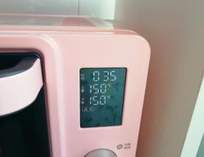 选择烤箱的“戚风蛋糕”功能，上下管150度烤35分钟。