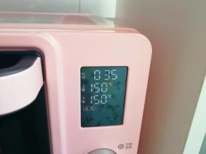 选择烤箱的“戚风蛋糕”功能，上下管150度烤35分钟。