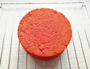 时间到，从烤箱里取出模具(注意烫手)，垂直摔一下震出热气，倒扣在晾网上，凉透之后反过来脱模。