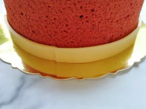 准备好芝士片，切成1.5-2厘米宽的长条，围着蛋糕底部转一圈。