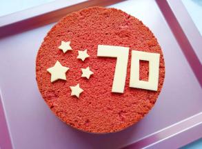 用芝士片刻出五角星和 70的字样，摆放的蛋糕上面。