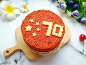 因为芝士片摆在上面容易掉，所以用吹风机吹一下，让芝士片紧紧的贴在蛋糕上面和周围。