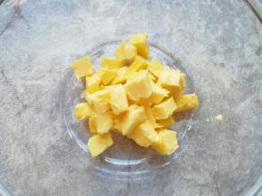 黄油室温软化后切成小块。