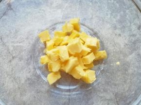 黄油室温软化后切成小块。