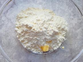 加入低筋面粉。