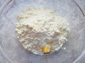 加入低筋面粉。