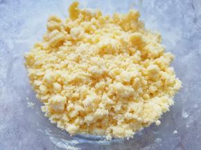 用手搓成颗粒状。