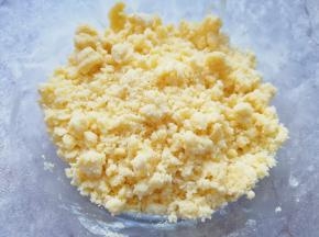 用手搓成颗粒状。