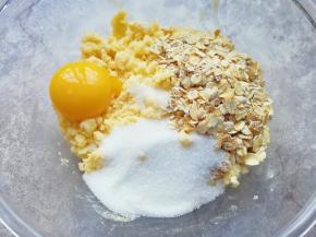 加入蛋黄、即食麦片、细砂糖和盐。