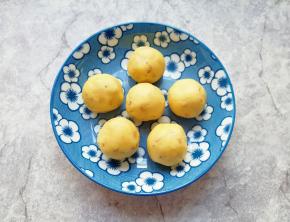 将面团分成6份。