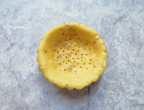 用牙签在底部扎一些小孔，一个挞皮就做好了，依次做好剩下的挞皮。