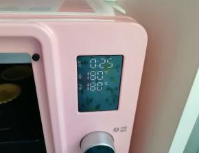 上下管180度烤25分钟(最后几分钟注意挞皮上色情况，如果颜色已经满意了就加盖锡纸继续烤)。