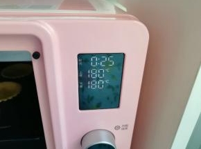 上下管180度烤25分钟(最后几分钟注意挞皮上色情况，如果颜色已经满意了就加盖锡纸继续烤)。