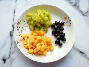 水果切成小块备用(水果根据自己的口味选择就好，我用了黄桃、猕猴桃和葡萄，都是时令水果)。