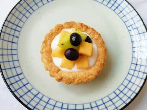 加入浓稠酸奶，放上水果，好吃的酸奶水果挞做好了。