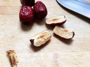 用刀将枣子切成三块，剔除枣核，若羌枣的特征，肉紧实，枣核特别细小。