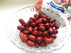 正宗若羌红枣，清水冲洗两遍即可，若羌枣，是在无公害的环境中成长，天然风干，没有人工环节，所以，只需冲洗干净表面浮灰即可。