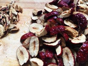 全部切好，切记，枣核不要丢弃。