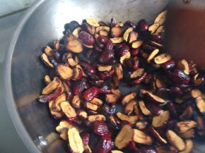 炒至大约八九分钟，看到枣子的边有点微微焦即可出锅。