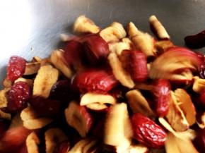 取一口干净的锅，将切好的枣肉，中小火慢炒。