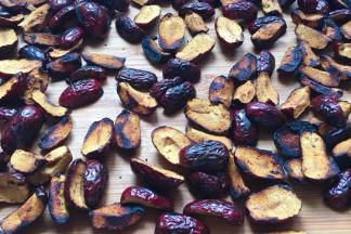 放在案板上晾凉，晾凉后的枣子，可泡水喝，也可直接吃，又脆又甜，枣味更浓郁，更好吃。