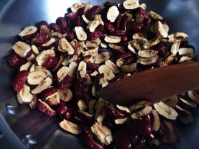 一定要不停地翻炒，以免枣子的焦脆成都不均匀。