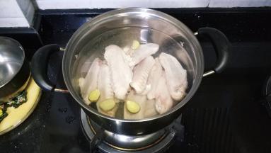 鸭翼清洗干净
锅裏放入足够的水、姜片、料酒、鸭翼