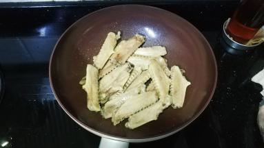 锅里热油放入鸭翼爆香