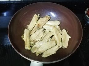 锅里热油放入鸭翼爆香