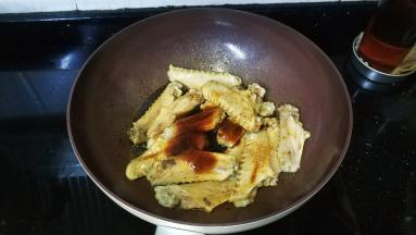 放入调料：酱油、蚝油、糖炒均匀