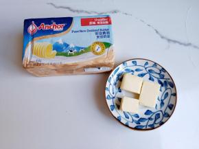 黄油提前切好软化。