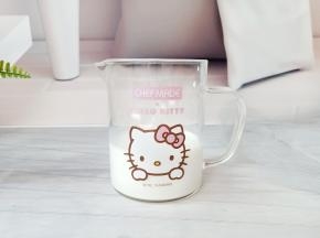 牛奶用量杯来装还是很方便的，一倒就知道需要的量。