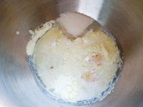 厨师机放入牛奶、鸡蛋、奶粉，白糖和盐对角放。