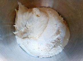 加入酵母，波兰酵头，高筋面粉。