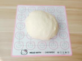 拿出面团放在垫子上揉一下。