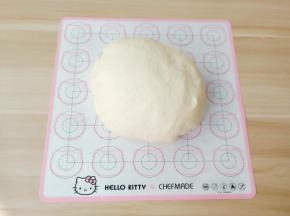 拿出面团放在垫子上揉一下。