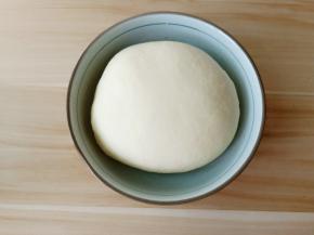 揉好的面团放到大一点的容器。