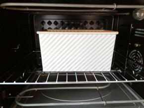 模具放入烤箱，旁边放一碗开水，选择发酵功能35度发酵30分钟，发酵到吐司盒的九分满。