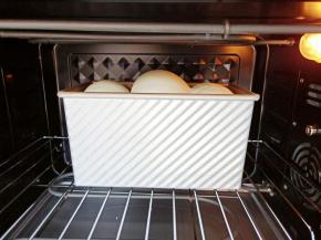 烤箱提前预热，模具放入最下层，上下火155度烤40分钟。