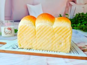 趁热脱模把土司放在冷却架上，冷却好的吐司放进保鲜袋里密封。