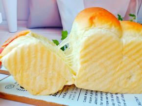 这款吐司不建议切，撕着吃才过瘾！