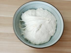 波兰种的食材放一起搅拌均匀，放冰箱冷藏发酵8-10小时。发酵好的波兰酵头状态是有很多小泡泡的，拉出来蜂窝的状态。