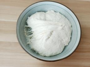 波兰种的食材放一起搅拌均匀，放冰箱冷藏发酵8-10小时。发酵好的波兰酵头状态是有很多小泡泡的，拉出来蜂窝的状态。