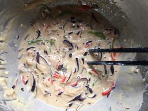 并搅拌成粘稠的面糊状；