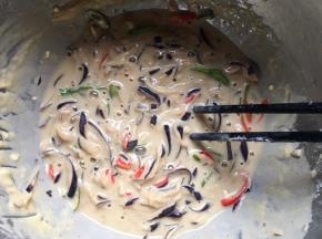 并搅拌成粘稠的面糊状；